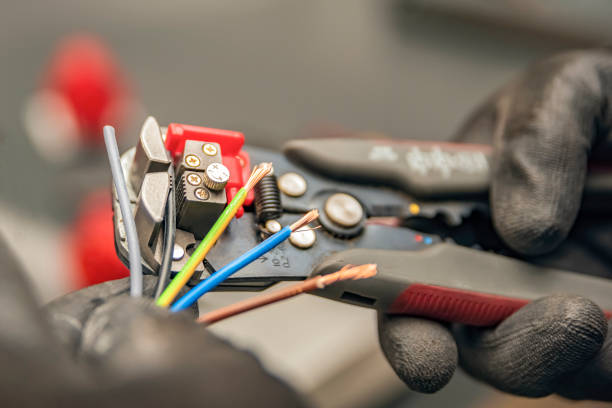 Best Affordable Emergency Electrician  in Geneva, FL